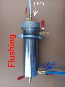 Connecting a hose to the Mucus filter when washing the replacement filter with water